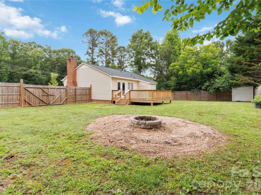 992 Twin Lakes Road, Rock Hill, SC 29732.  MLS# CAR4390210, YatesRealty ID 29349. 