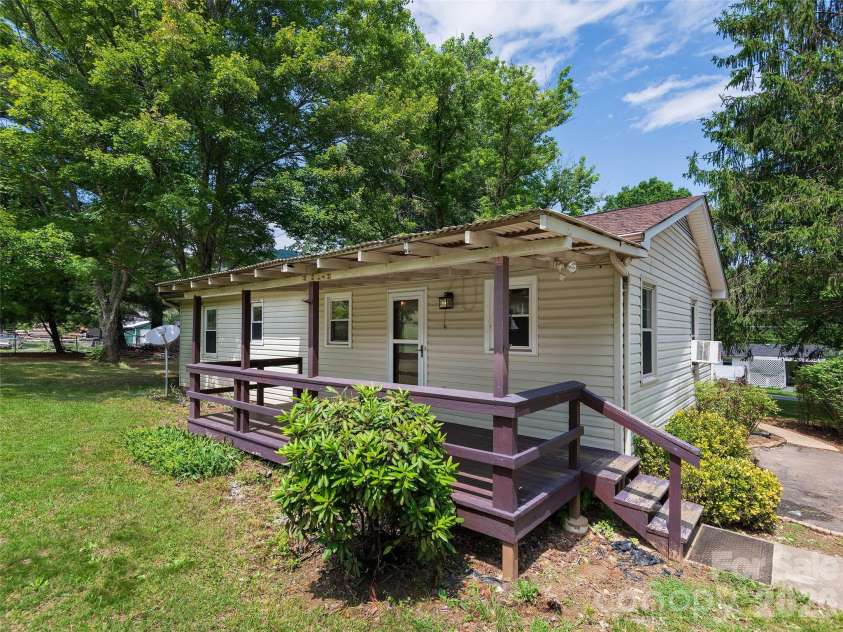 25 Moody Road, Asheville, NC 28806.  MLS# CAR4389966, YatesRealty ID 29350. 