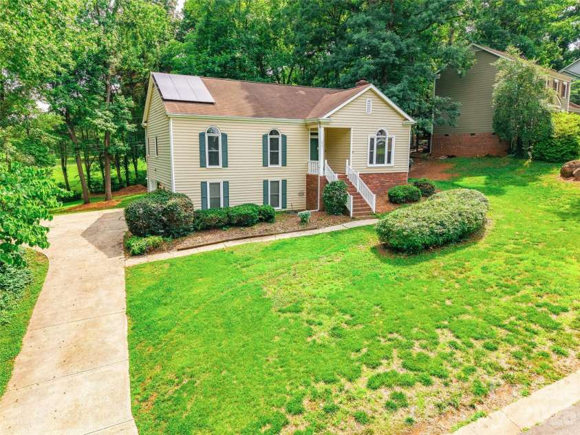 2001 Colony Hill Drive, Charlotte, NC 28214.  MLS# CAR4386555, YatesRealty ID 29351. 