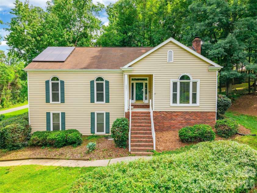 2001 Colony Hill Drive, Charlotte, NC 28214.  MLS# CAR4386555, YatesRealty ID 29351. 