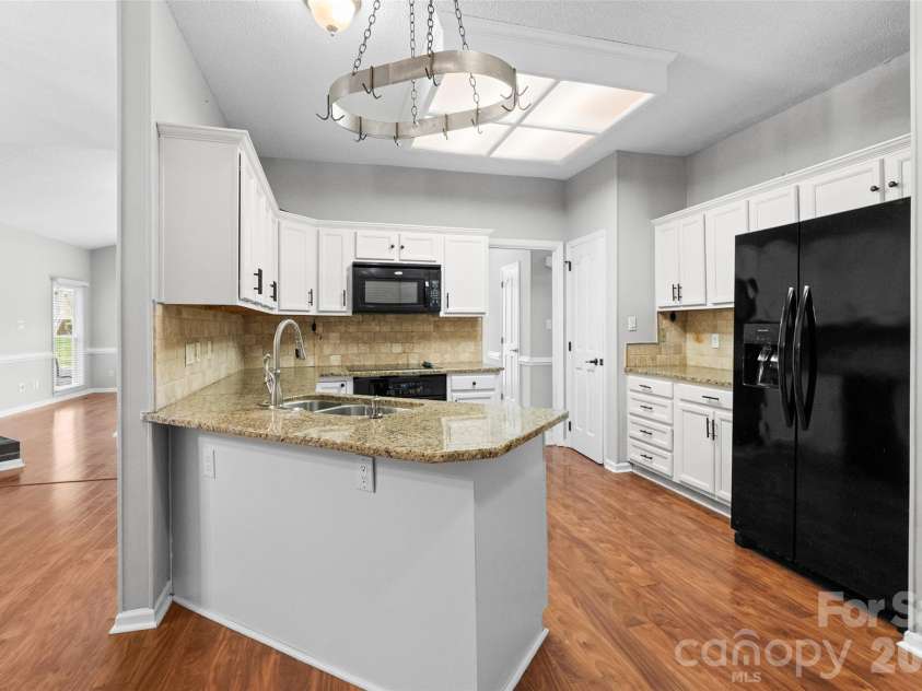 2001 Colony Hill Drive, Charlotte, NC 28214.  MLS# CAR4386555, YatesRealty ID 29351. 