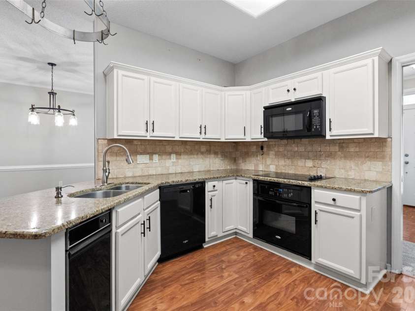 2001 Colony Hill Drive, Charlotte, NC 28214.  MLS# CAR4386555, YatesRealty ID 29351. 