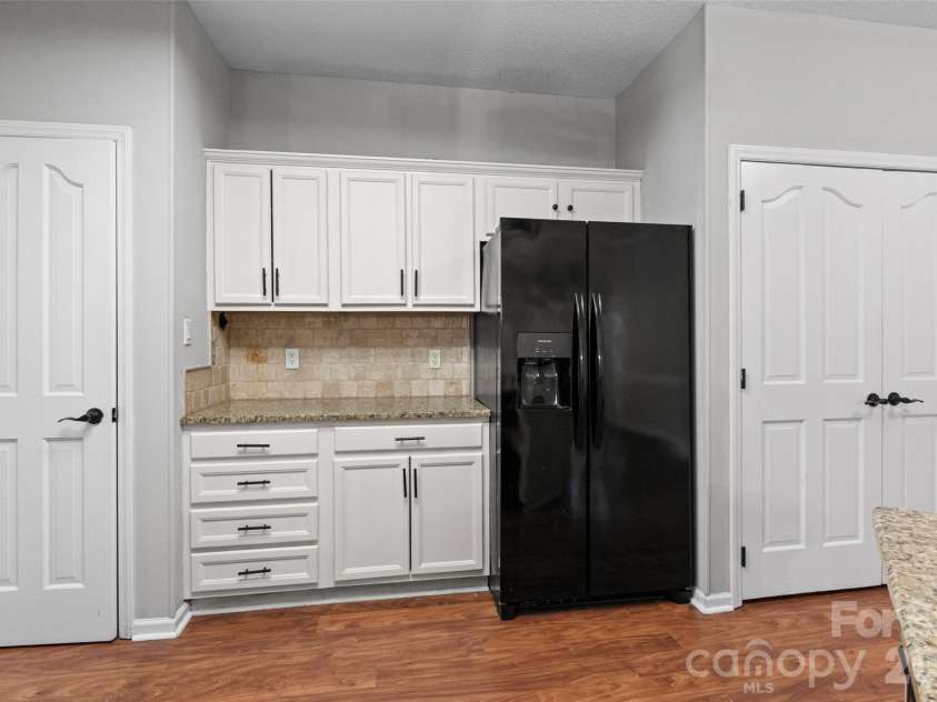 2001 Colony Hill Drive, Charlotte, NC 28214.  MLS# CAR4386555, YatesRealty ID 29351. 