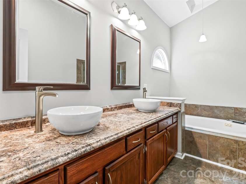 2001 Colony Hill Drive, Charlotte, NC 28214.  MLS# CAR4386555, YatesRealty ID 29351. 