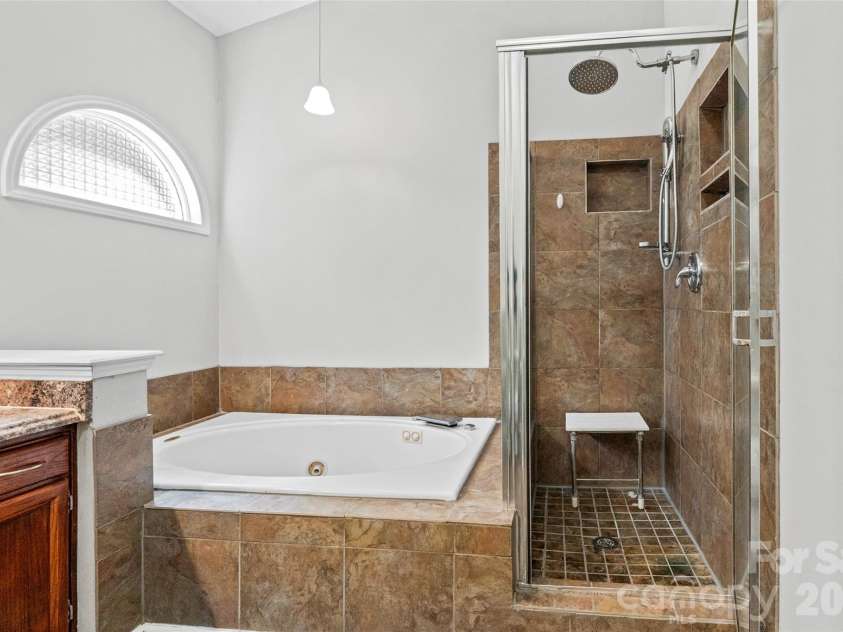 2001 Colony Hill Drive, Charlotte, NC 28214.  MLS# CAR4386555, YatesRealty ID 29351. 