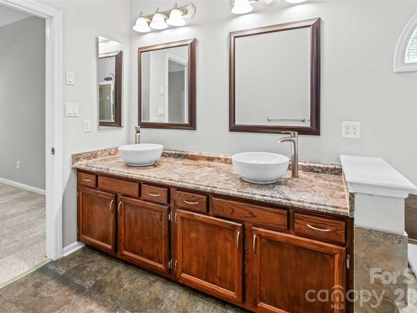 2001 Colony Hill Drive, Charlotte, NC 28214.  MLS# CAR4386555, YatesRealty ID 29351. 