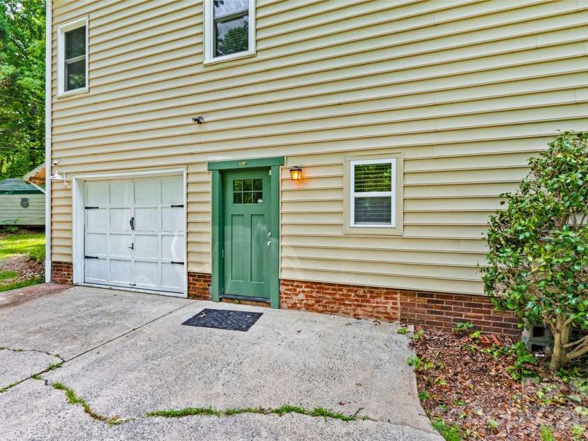 2001 Colony Hill Drive, Charlotte, NC 28214.  MLS# CAR4386555, YatesRealty ID 29351. 
