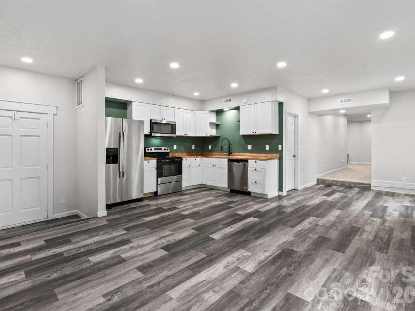 2001 Colony Hill Drive, Charlotte, NC 28214.  MLS# CAR4386555, YatesRealty ID 29351. 
