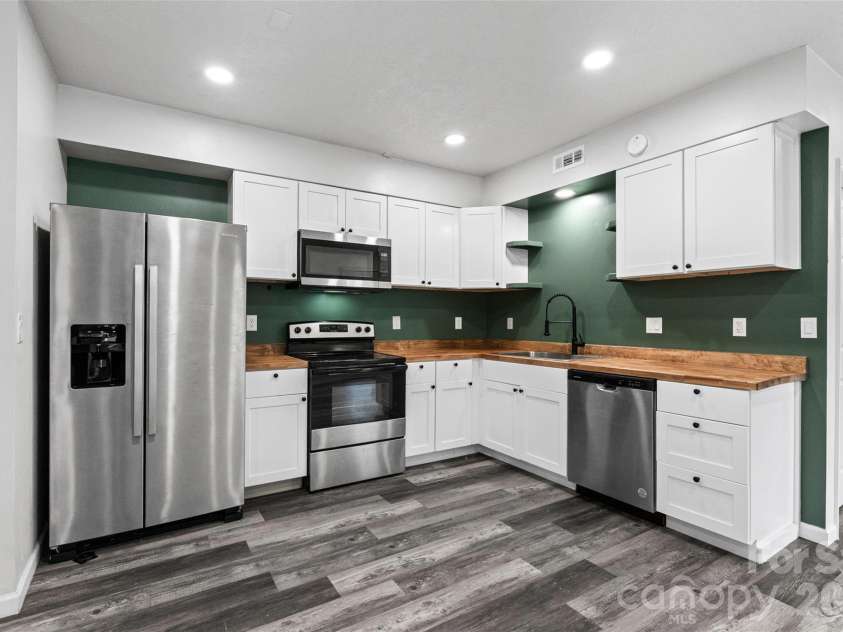 2001 Colony Hill Drive, Charlotte, NC 28214.  MLS# CAR4386555, YatesRealty ID 29351. 