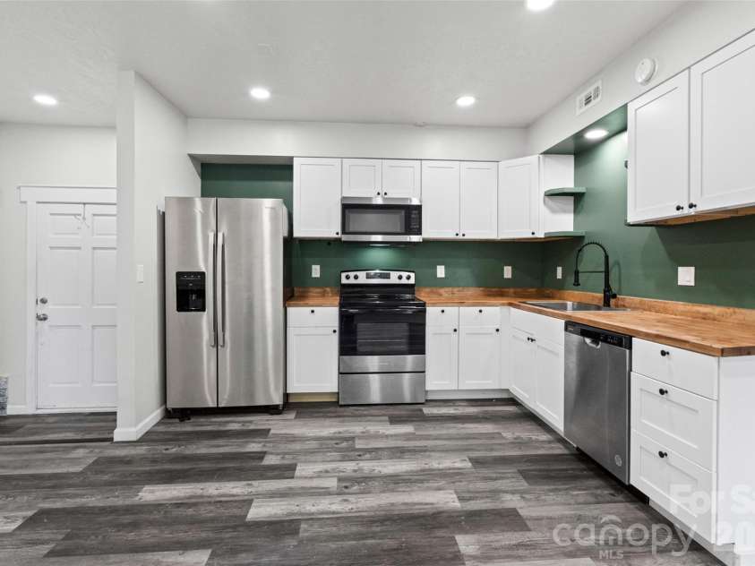 2001 Colony Hill Drive, Charlotte, NC 28214.  MLS# CAR4386555, YatesRealty ID 29351. 
