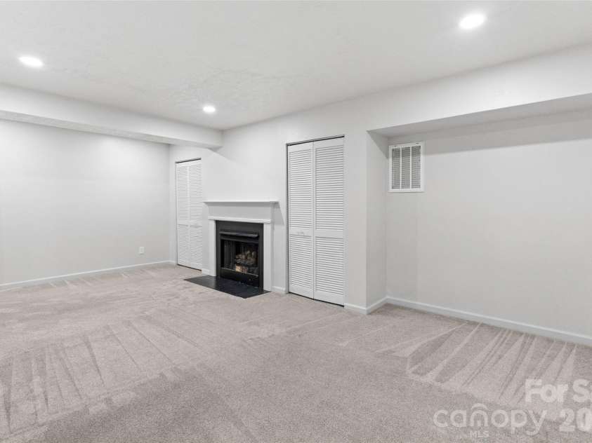 2001 Colony Hill Drive, Charlotte, NC 28214.  MLS# CAR4386555, YatesRealty ID 29351. 