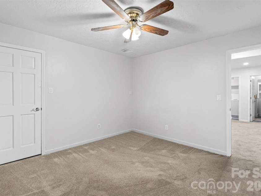 2001 Colony Hill Drive, Charlotte, NC 28214.  MLS# CAR4386555, YatesRealty ID 29351. 