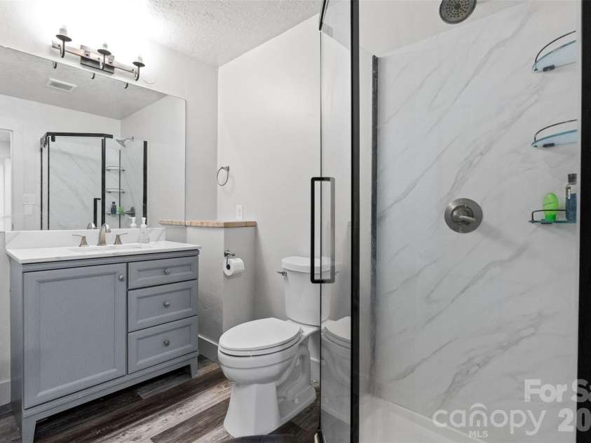 2001 Colony Hill Drive, Charlotte, NC 28214.  MLS# CAR4386555, YatesRealty ID 29351. 
