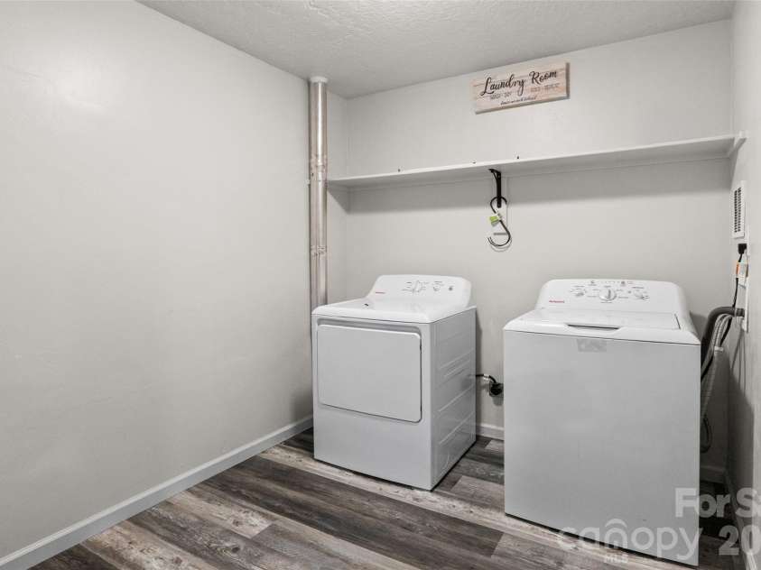 2001 Colony Hill Drive, Charlotte, NC 28214.  MLS# CAR4386555, YatesRealty ID 29351. 