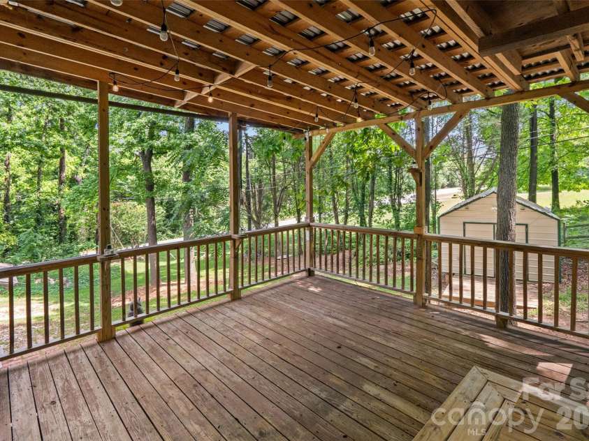 2001 Colony Hill Drive, Charlotte, NC 28214.  MLS# CAR4386555, YatesRealty ID 29351. 