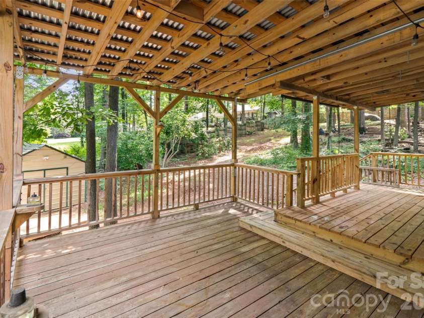 2001 Colony Hill Drive, Charlotte, NC 28214.  MLS# CAR4386555, YatesRealty ID 29351. 