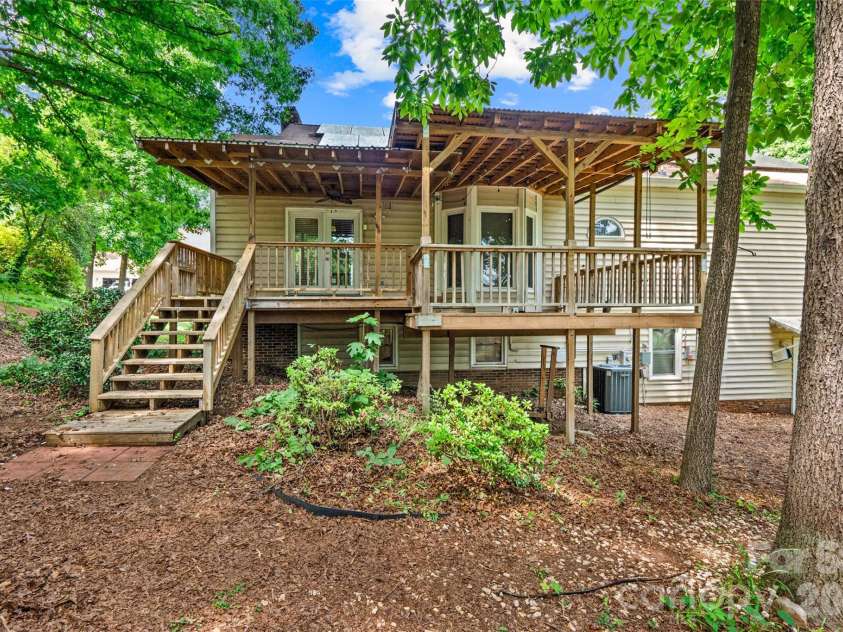 2001 Colony Hill Drive, Charlotte, NC 28214.  MLS# CAR4386555, YatesRealty ID 29351. 