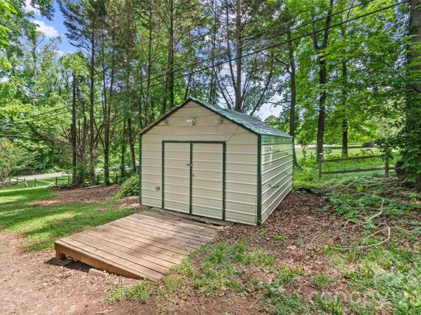 2001 Colony Hill Drive, Charlotte, NC 28214.  MLS# CAR4386555, YatesRealty ID 29351. 