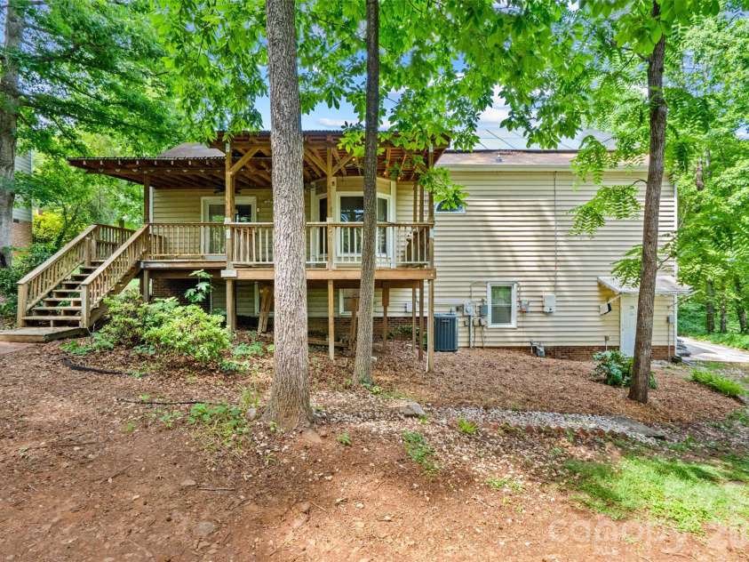 2001 Colony Hill Drive, Charlotte, NC 28214.  MLS# CAR4386555, YatesRealty ID 29351. 