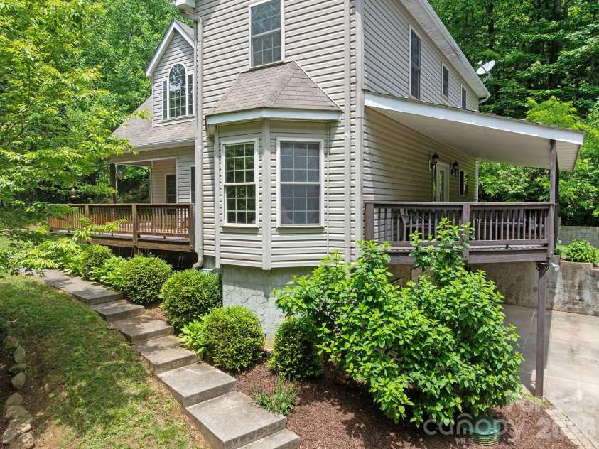 174 deep woods Trail, Canton, NC 28716.  MLS# CAR4378961, YatesRealty ID 29357. Bay window overlooking front walk way.