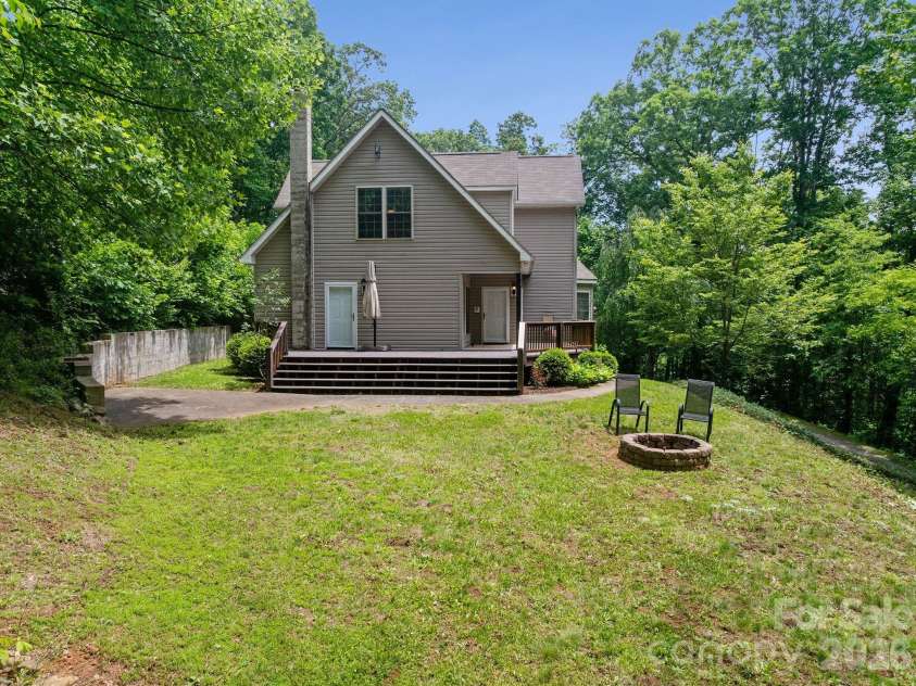 174 deep woods Trail, Canton, NC 28716.  MLS# CAR4378961, YatesRealty ID 29357. Flat yard great for entertaining, gardening, and playing. 