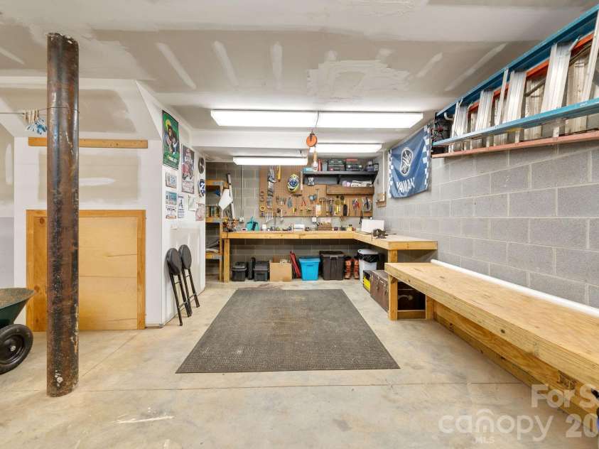 174 deep woods Trail, Canton, NC 28716.  MLS# CAR4378961, YatesRealty ID 29357. Garage / Workbench