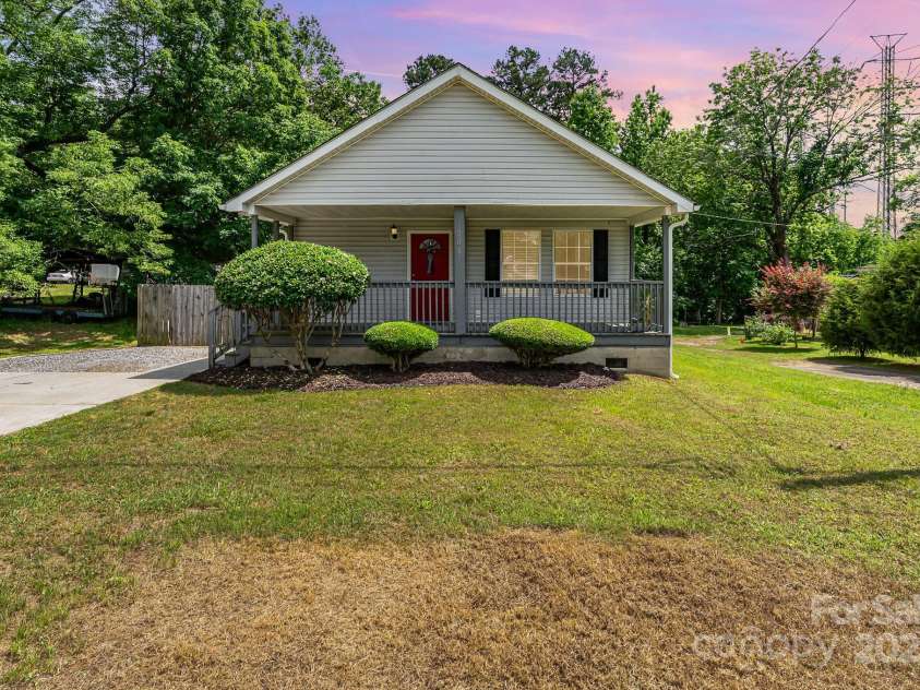 201 Easy Street, Concord, NC 28027.  MLS# CAR4255240, YatesRealty ID 29358. 