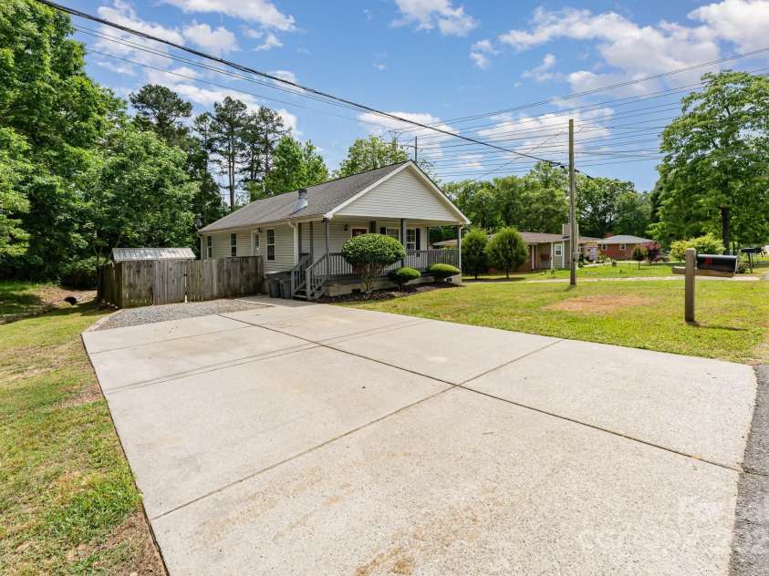 201 Easy Street, Concord, NC 28027.  MLS# CAR4255240, YatesRealty ID 29358. 