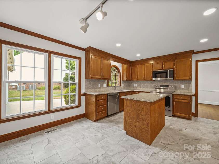 138 Tetbury Avenue, Concord, NC 28025.  MLS# CAR4283002, YatesRealty ID 29362. Kitchen