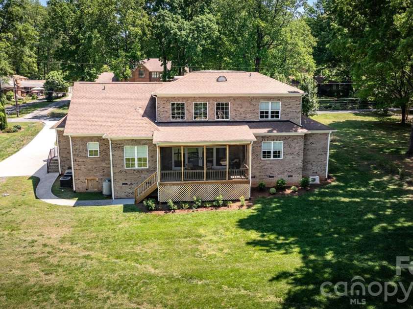 123 Lakefront Drive, Mooresville, NC 28117.  MLS# CAR4368701, YatesRealty ID 29365. 