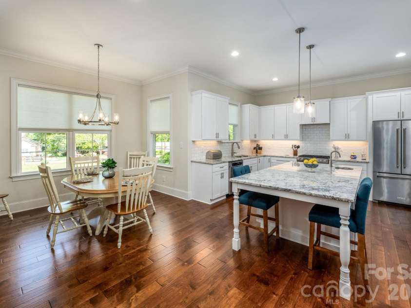 123 Lakefront Drive, Mooresville, NC 28117.  MLS# CAR4368701, YatesRealty ID 29365. Eat-in kitchen.