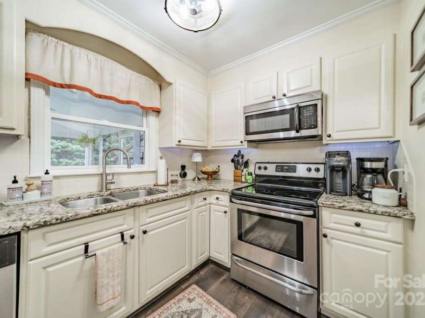 2015 Pamela Street, Gastonia, NC 28054.  MLS# CAR4285955, YatesRealty ID 29365. 