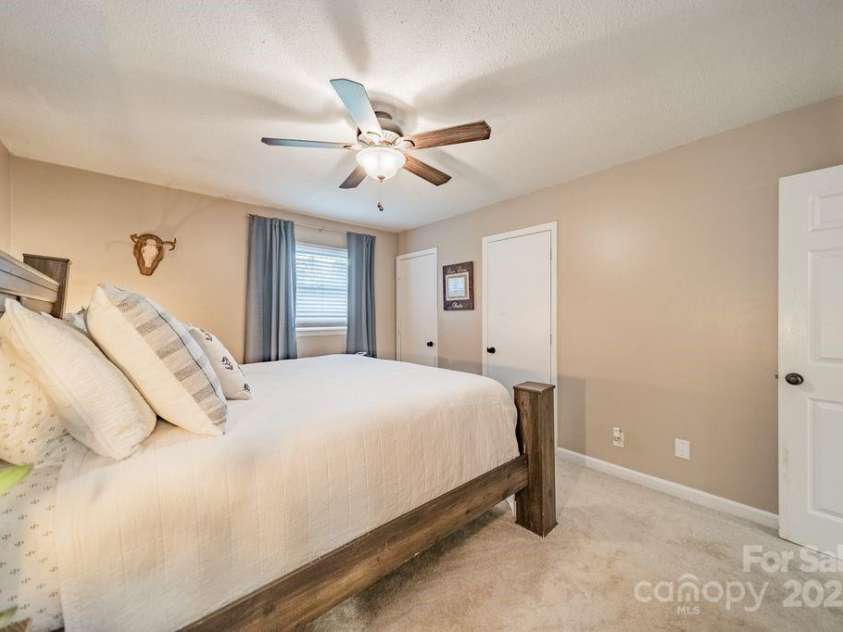 2015 Pamela Street, Gastonia, NC 28054.  MLS# CAR4285955, YatesRealty ID 29365. 