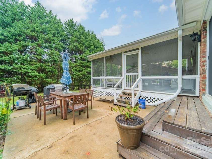 2015 Pamela Street, Gastonia, NC 28054.  MLS# CAR4285955, YatesRealty ID 29365. 