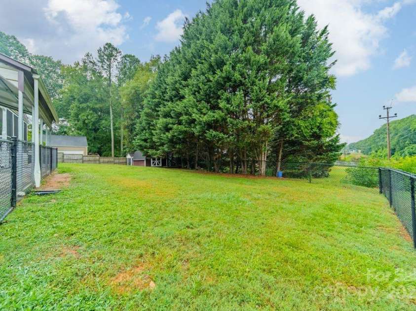 2015 Pamela Street, Gastonia, NC 28054.  MLS# CAR4285955, YatesRealty ID 29365. 