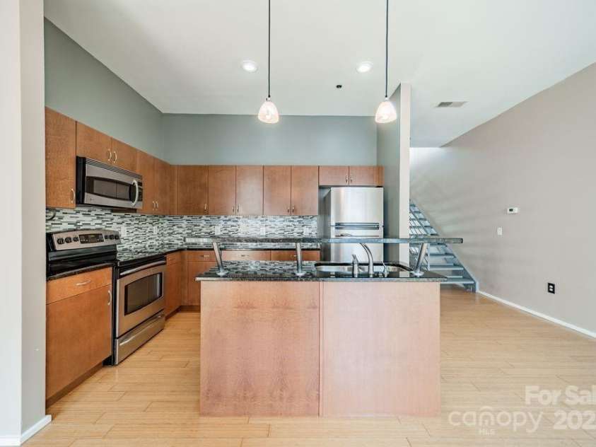 279 Mcdonald Avenue, Charlotte, NC 28203.  MLS# CAR4281695, YatesRealty ID 29367. 