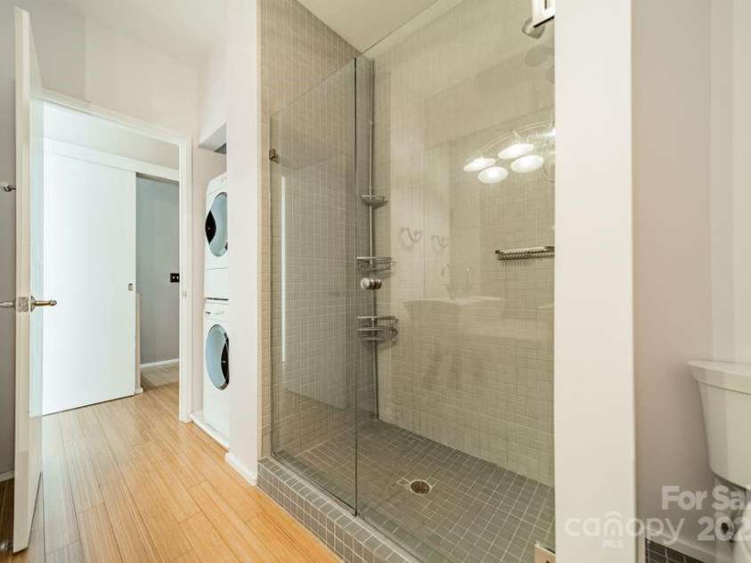 279 Mcdonald Avenue, Charlotte, NC 28203.  MLS# CAR4281695, YatesRealty ID 29367. 