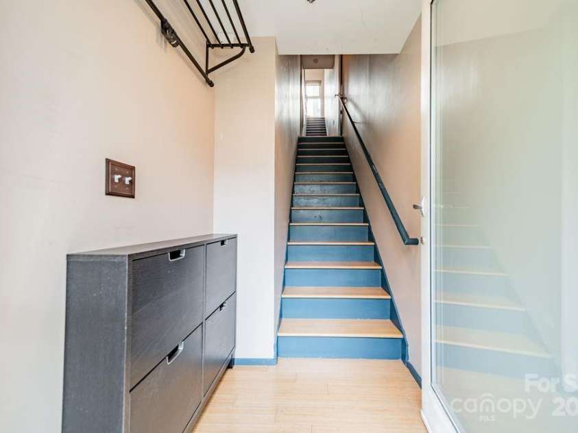 279 Mcdonald Avenue, Charlotte, NC 28203.  MLS# CAR4281695, YatesRealty ID 29367. 