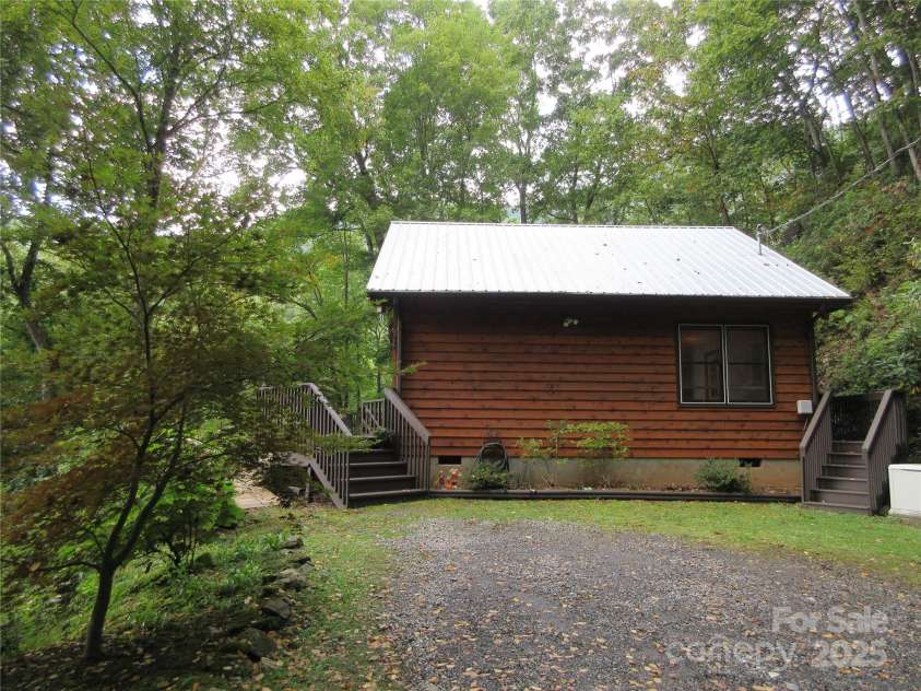 127 Whataview Drive, Whittier, NC 28789.  MLS# CAR4284864, YatesRealty ID 29368. 