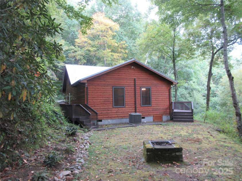 127 Whataview Drive, Whittier, NC 28789.  MLS# CAR4284864, YatesRealty ID 29368. 