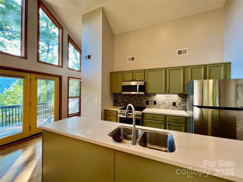 127 Whataview Drive, Whittier, NC 28789.  MLS# CAR4284864, YatesRealty ID 29368. 