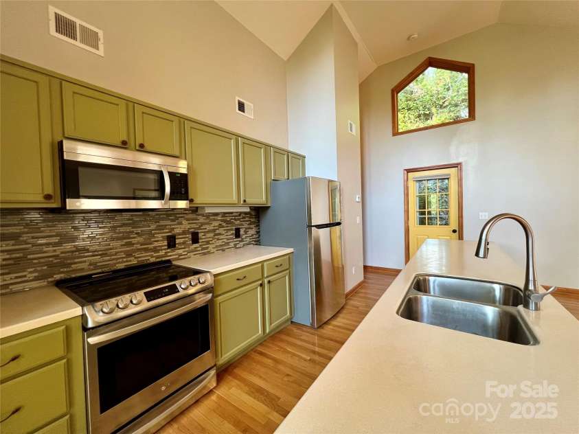 127 Whataview Drive, Whittier, NC 28789.  MLS# CAR4284864, YatesRealty ID 29368. 