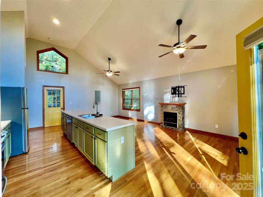 127 Whataview Drive, Whittier, NC 28789.  MLS# CAR4284864, YatesRealty ID 29368. 