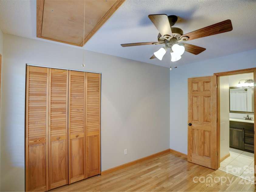 127 Whataview Drive, Whittier, NC 28789.  MLS# CAR4284864, YatesRealty ID 29368. 