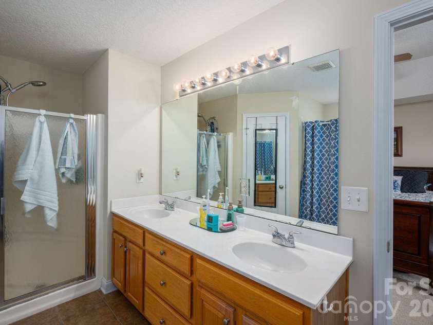 104 Lakewood Drive, Kings Mountain, NC 28086.  MLS# CAR4338504, YatesRealty ID 2938. Master Bath/Garden Tub