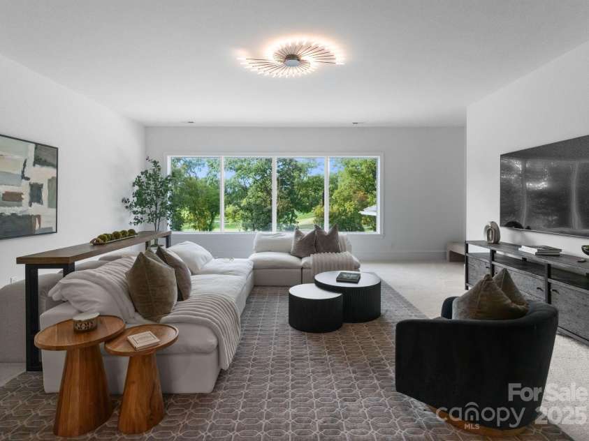 2116 Woodhaven Road, Charlotte, NC 28211.  MLS# CAR4186147, YatesRealty ID 2938. Large upper level bonus room