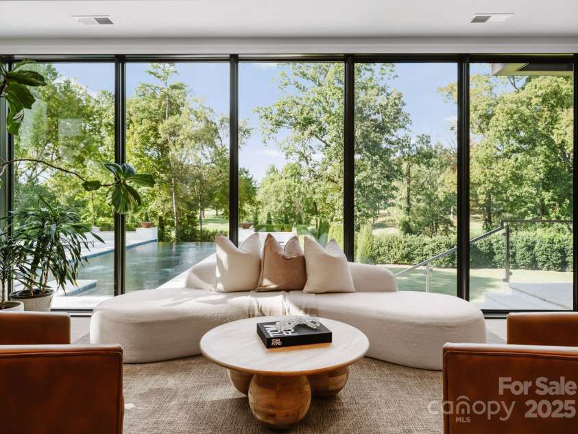2116 Woodhaven Road, Charlotte, NC 28211.  MLS# CAR4186147, YatesRealty ID 2938. Sitting area off the kitchen area overlooking the expansive pool deck