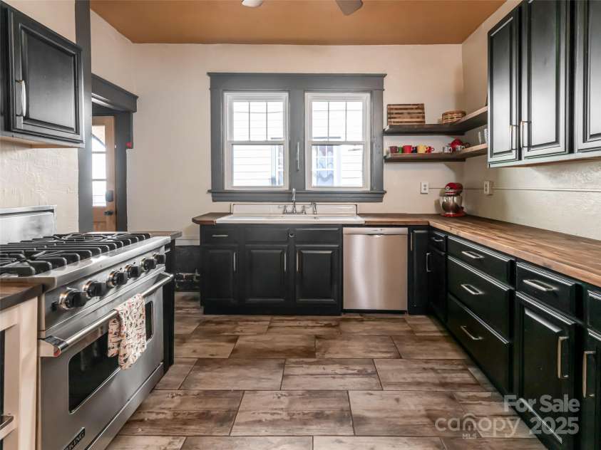 62 Bartlett Street, Asheville, NC 28801.  MLS# CAR4270919, YatesRealty ID 29380. 