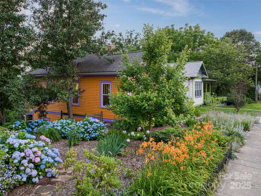 62 Bartlett Street, Asheville, NC 28801.  MLS# CAR4270919, YatesRealty ID 29380. 