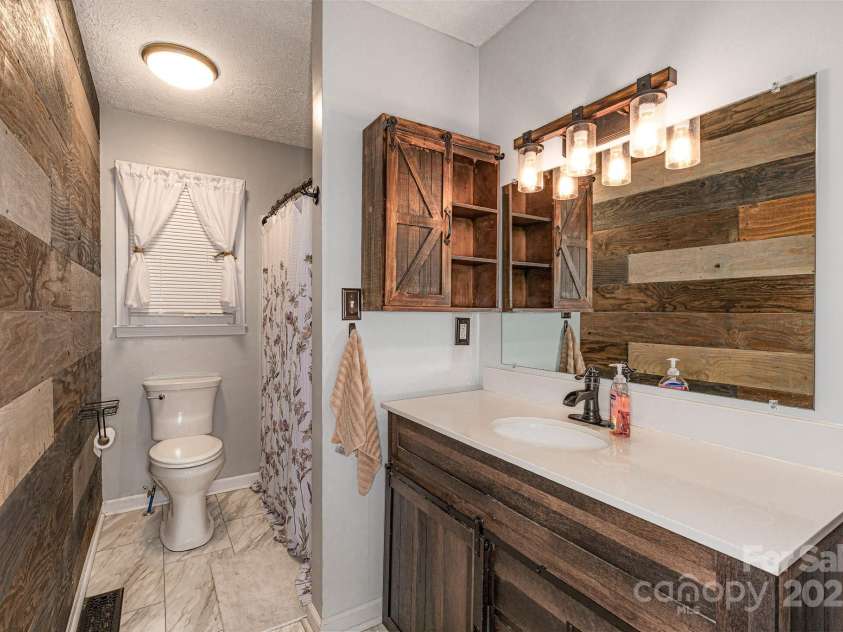 310 Yarbro Road, Kings Mountain, NC 28086.  MLS# CAR4265622, YatesRealty ID 29385. Main Bathroom